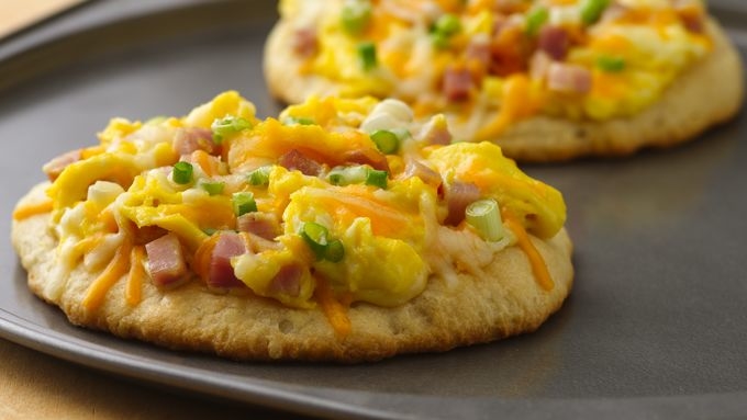 Ham, Swiss and Cheddar Breakfast Pizza