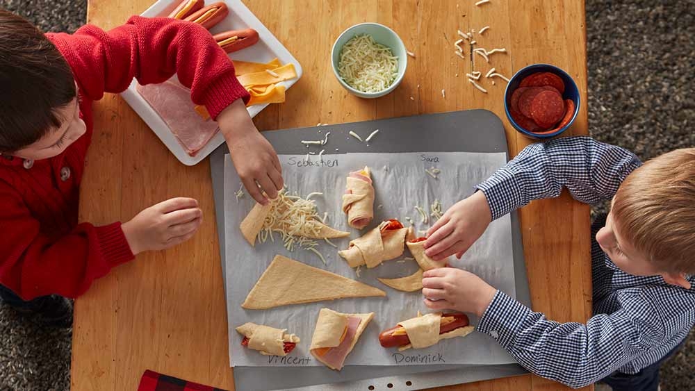 10 Family Dinners with "Kid Jobs" for Little Cooks