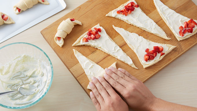 17 Borderline-Genius Crescent Roll Dessert Hacks